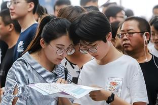 双喜临门！罗克与女友正式结婚，幸福地为她戴上戒指❤️